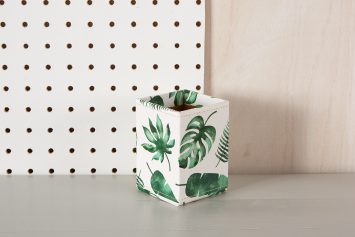tropical leaves pen pot